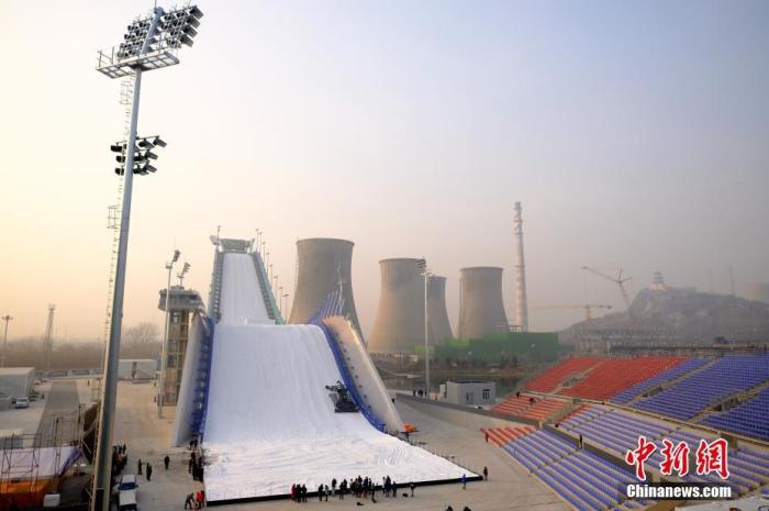 首钢滑雪大跳台是北京冬奥会跳台滑雪项目的比赛场馆，也是北京赛区唯一一处雪上项目比赛场地。资料图 /p中新社记者 富田 摄