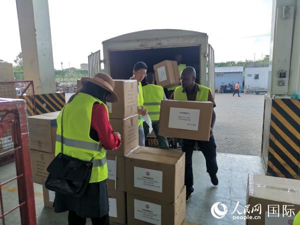 肯尼亚各商会工作人员及志愿者正在装卸物资（肯尼亚江苏商会供图）